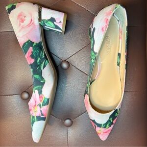 Expressions Women floral 2 inch heel shoes size 6